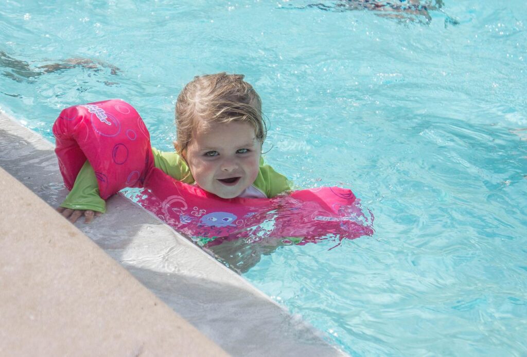 child, swimming, arm floats-981627.jpg